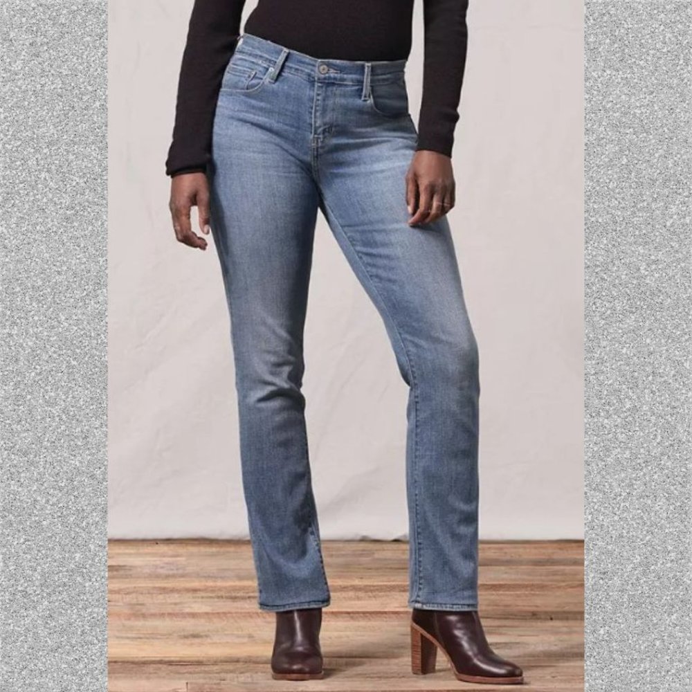 EUC Women's Levi's 505 Straight Leg Jean in Medium Blue - 16M